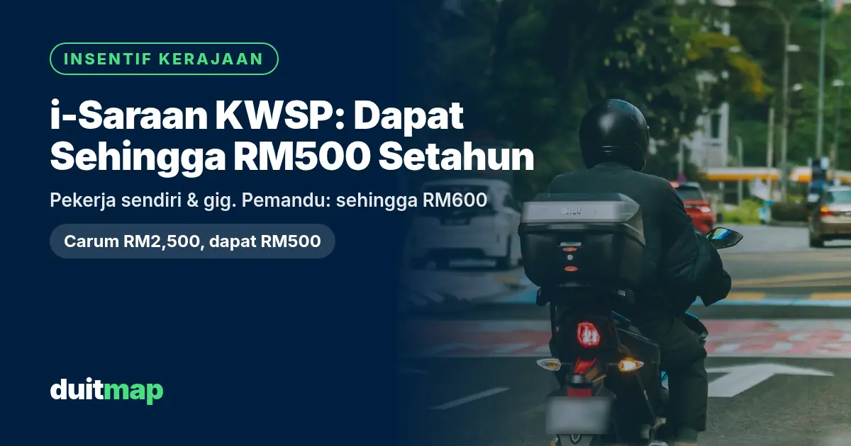 Penunggang motosikal dengan kotak di belakang menunggu di lampu isyarat di Kuala Lumpur, dengan tajuk i-Saraan KWSP: dapat sehingga RM500 setahun